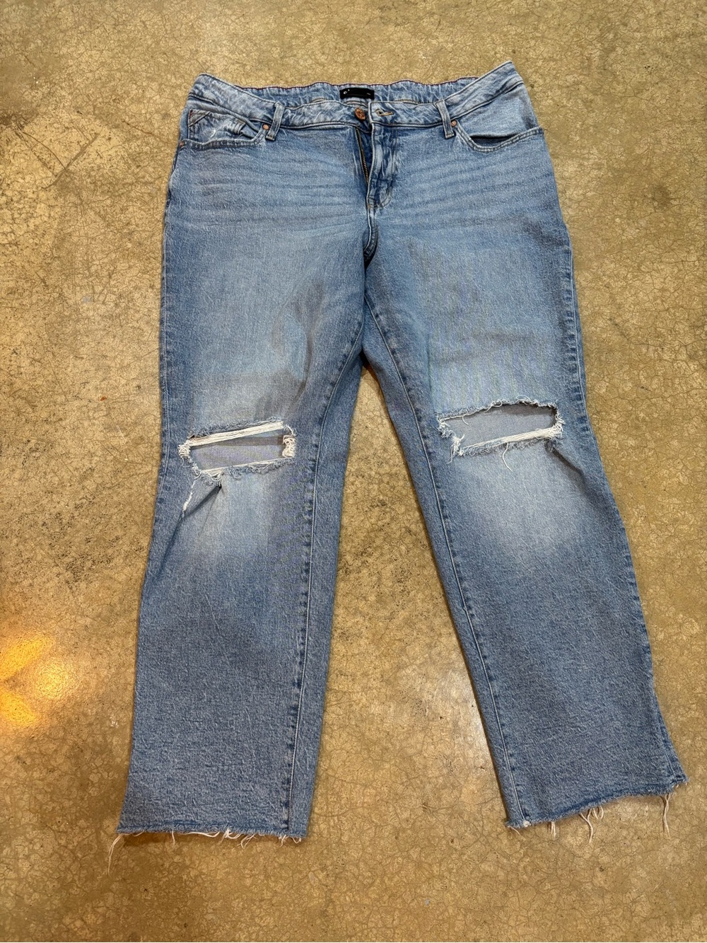 Edgely light blue denim jeans with copper button